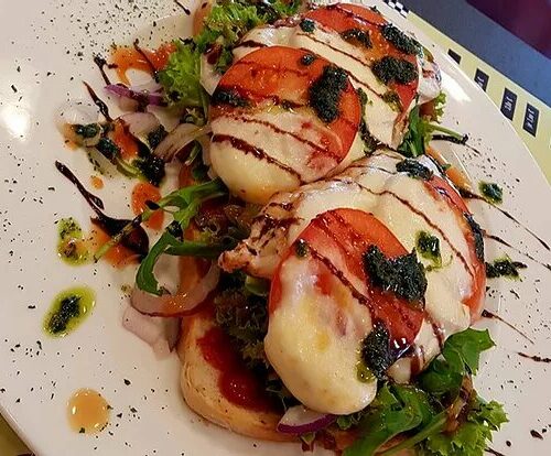 Mittags-Special: "Open Turkey Sandwich Caprese" 17. - 21.6.19 von 12-15 Uhr