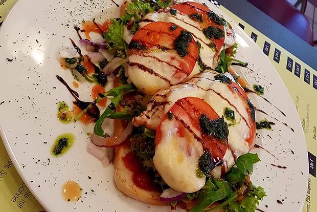 Mittags-Special: „Open Turkey Sandwich Caprese“ 17. – 21.6.19 von 12-15 Uhr