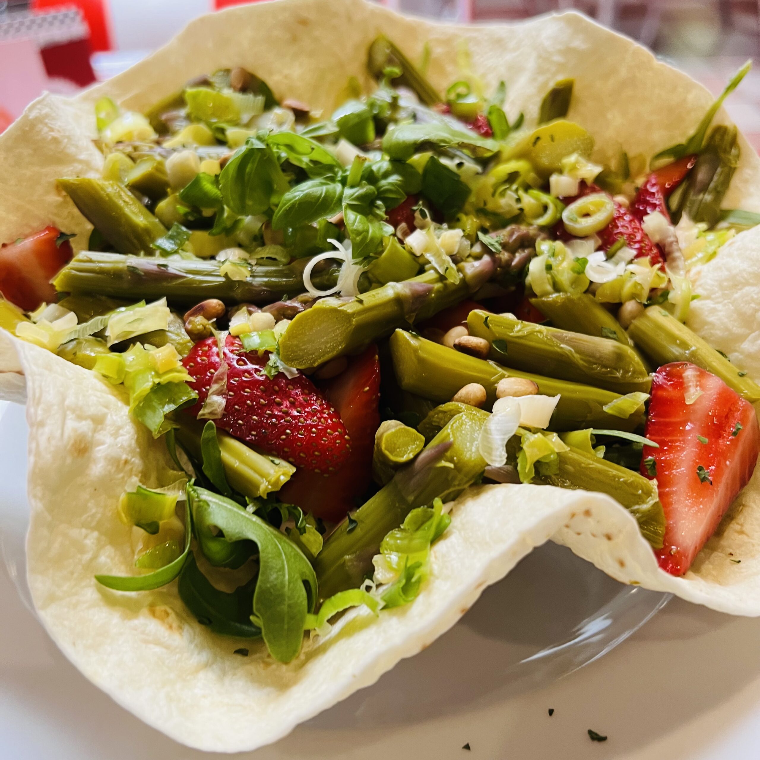 Ab Mai: Spargel Erdbeeren Salat