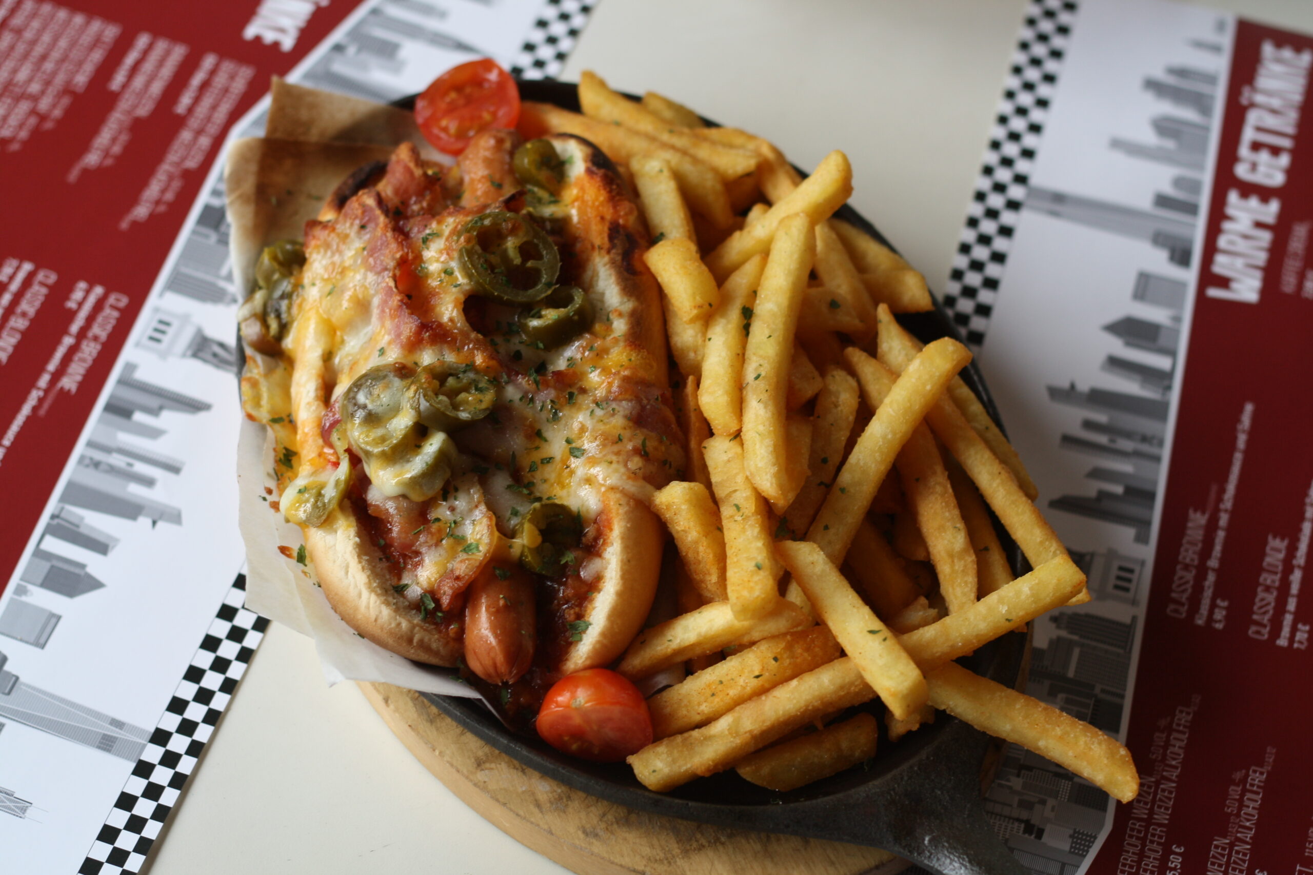 Oktober Special – Bacon Loaded Chili Cheese Hot Dog